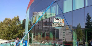 شركة تنظيف واجهات زجاج بابها